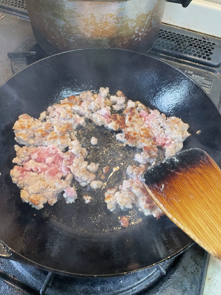 豚ひき肉とハーブのトマト煮込みパスタ