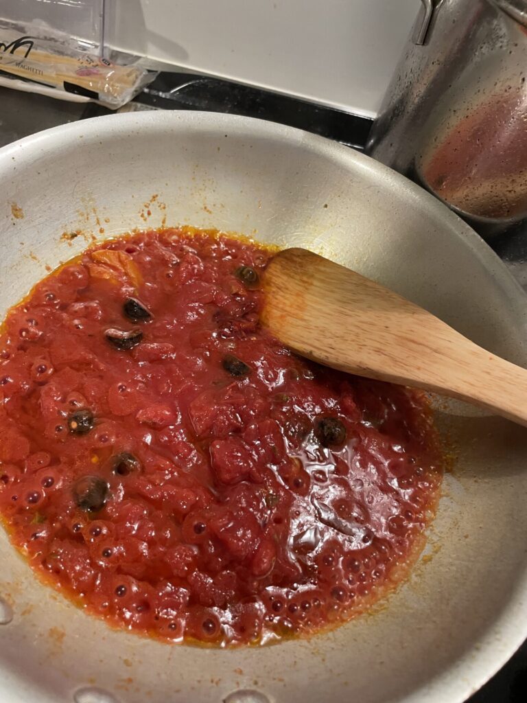 マグロのトマトソースパスタ