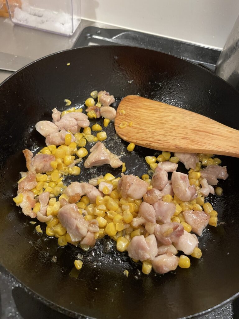 トウモロコシと鶏肉のガーリックバター醤油パスタ