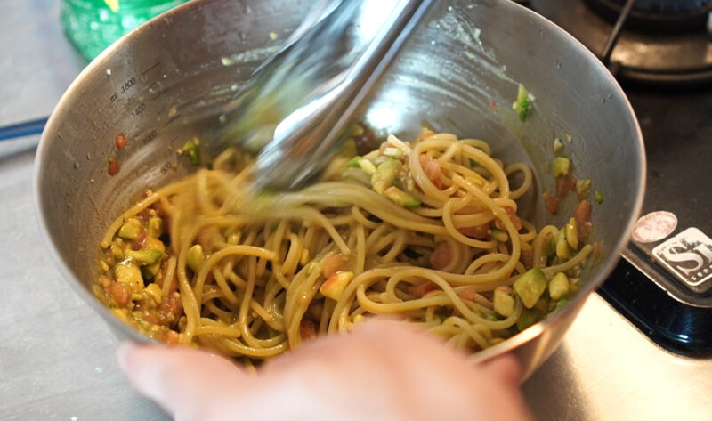 アボカドとトマトのパスタ