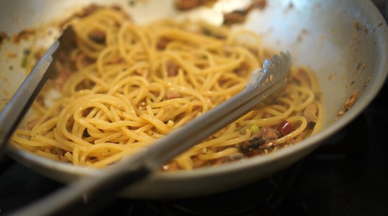 サバ味噌煮缶とバターの和風パスタ