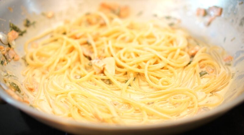 スモークサーモンとオリーブのクリームパスタ