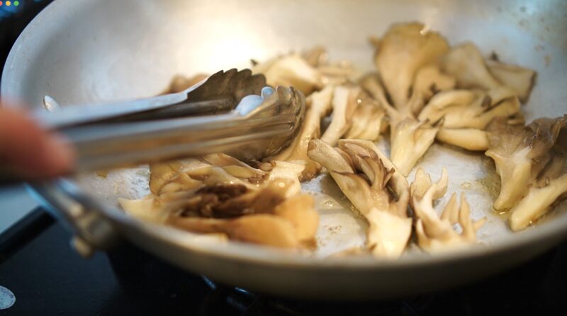 アサリと舞茸のクリームパスタ
