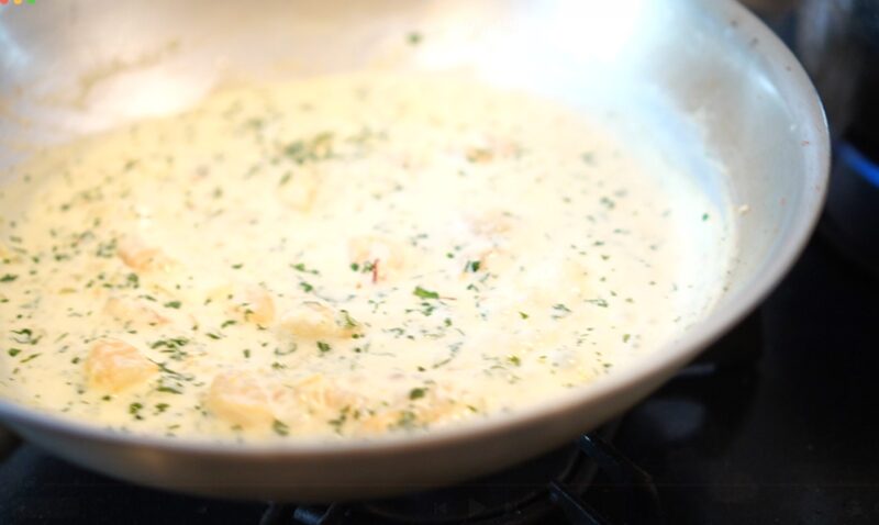 海老のサフランクリームパスタ