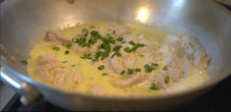 コンビニのサラダチキンで絶品クリームパスタ