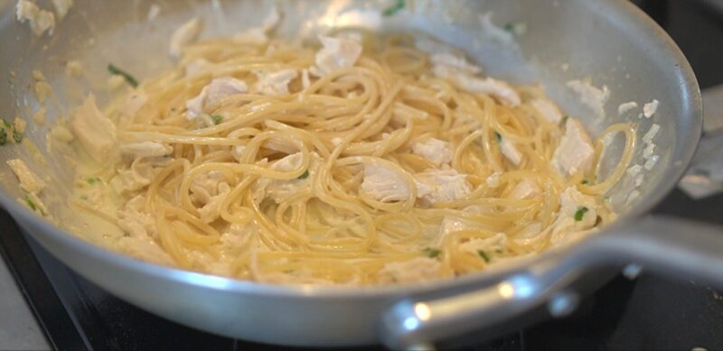 コンビニのサラダチキンで絶品クリームパスタ