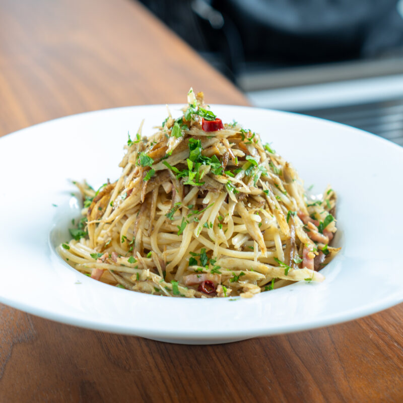 ゴボウとベーコンのペペロンチーノ