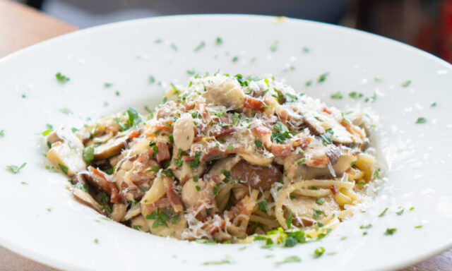 マッシュルームとベーコンのペペロンチーノ