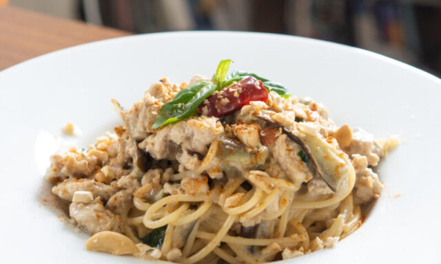 鶏肉と茄子のココナッツミルクパスタ１