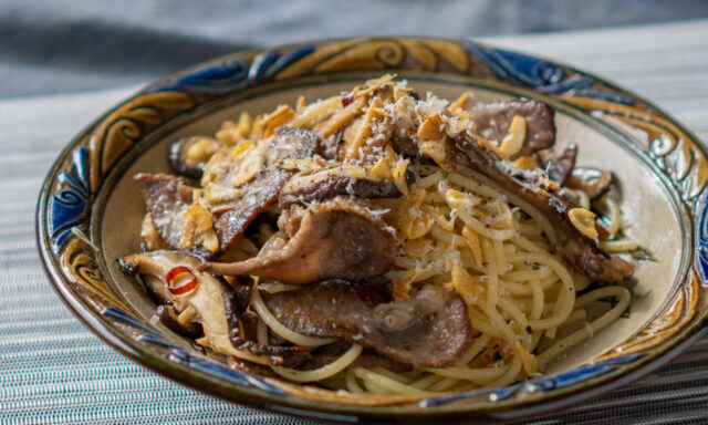 牛タンと椎茸のガーリックパスタ