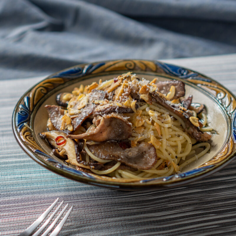 牛タンと椎茸のガーリックパスタ