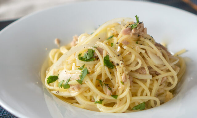 ツナと玉ねぎのスパゲティ、ライム風味