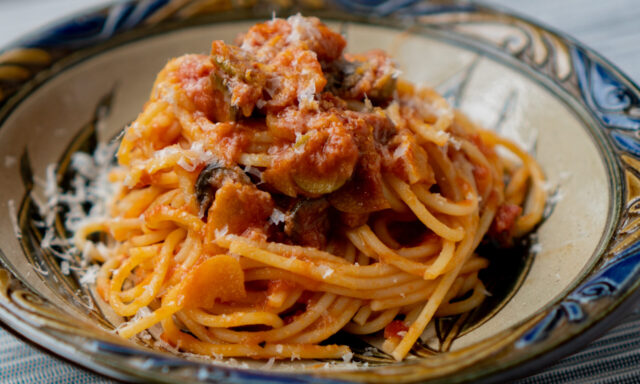 オリーブとバターのトマトソースパスタ