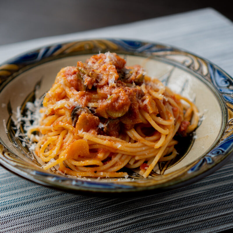 オリーブとバターのトマトソースパスタ