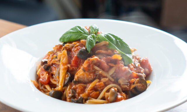 鮭としめじのトマトソースパスタ