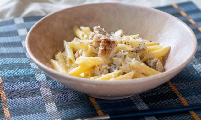 鶏肉とカマンベールのペンネ・シュクメルリ風