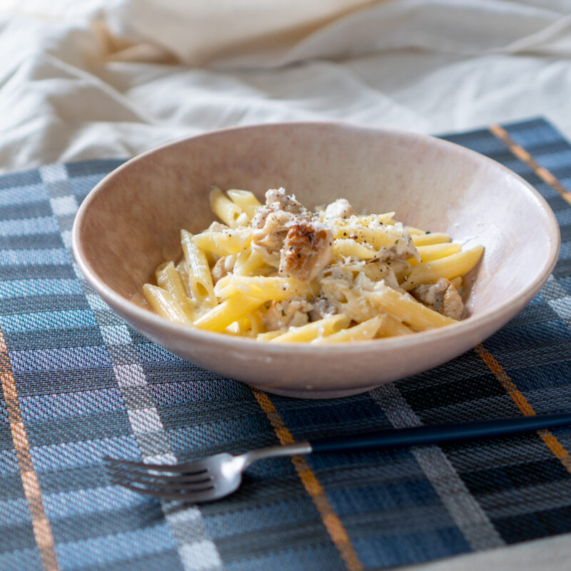 鶏肉とカマンベールのペンネ・シュクメルリ風