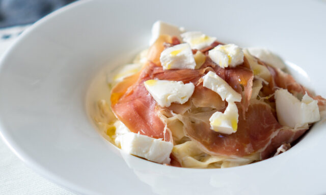 生ハムとモッツァレラチーズのクリームパスタ