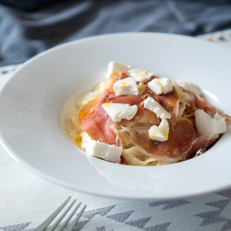 生ハムとモッツァレラチーズのクリームパスタ