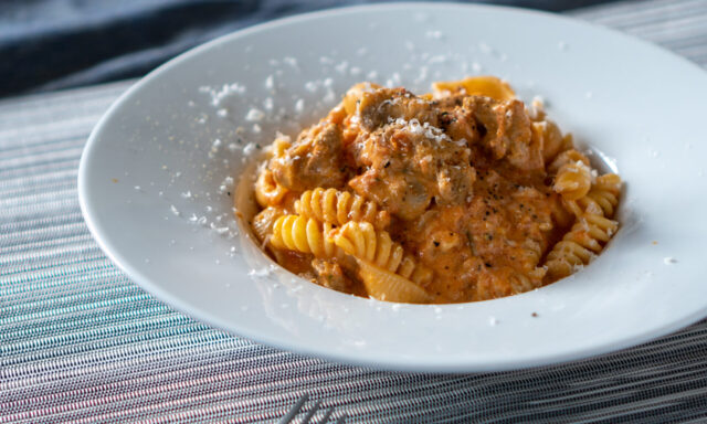 鶏肉のトマトクリーム煮パスタ・白ワインビネガー風味