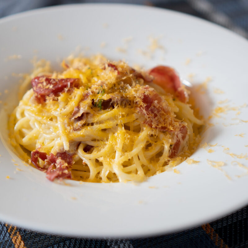 ミモレットと生ハムのクリームパスタ