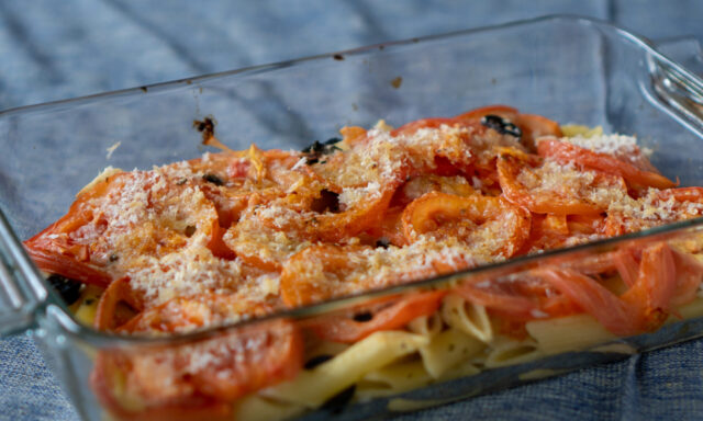 オリーブと白ワインのペンネアルフォルノ