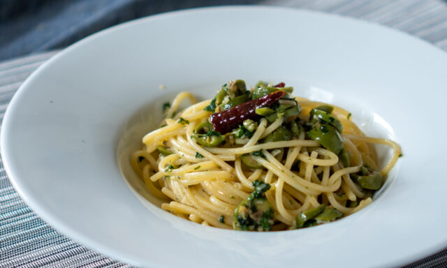 グリーンオリーブのペペロンチーノ