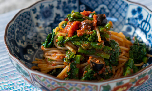 菜の花とオリーブのトマトソースパスタ