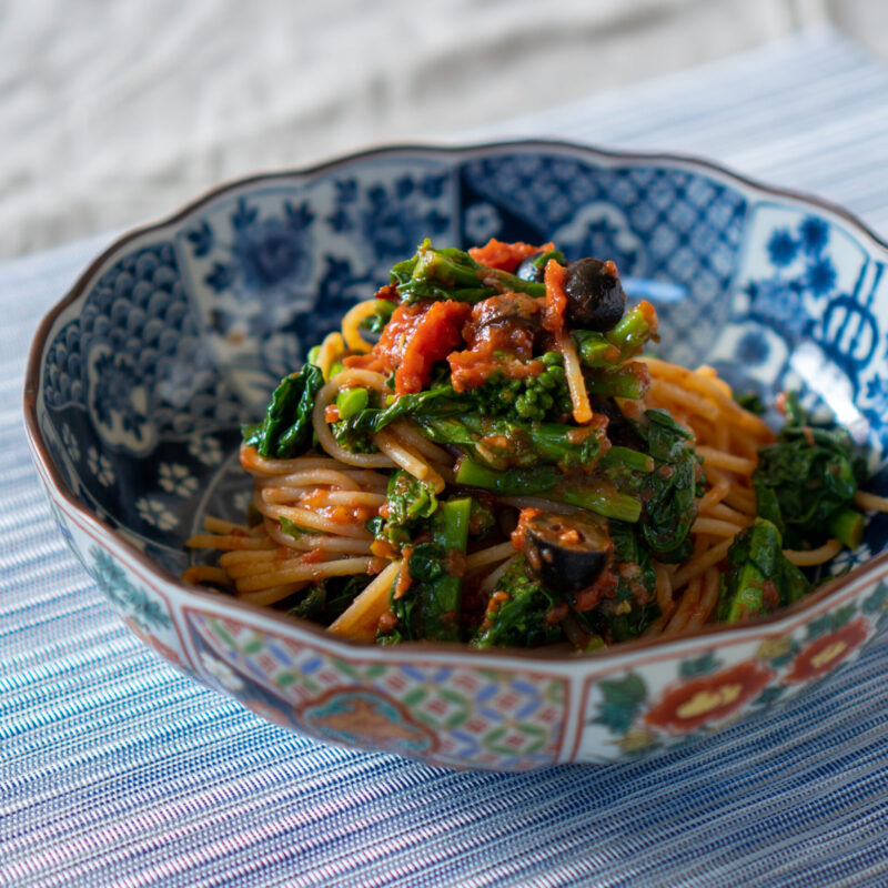 菜の花とオリーブのトマトソースパスタ
