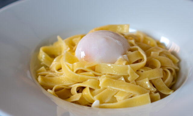 温泉卵とコラトゥーラのタリアテッレ