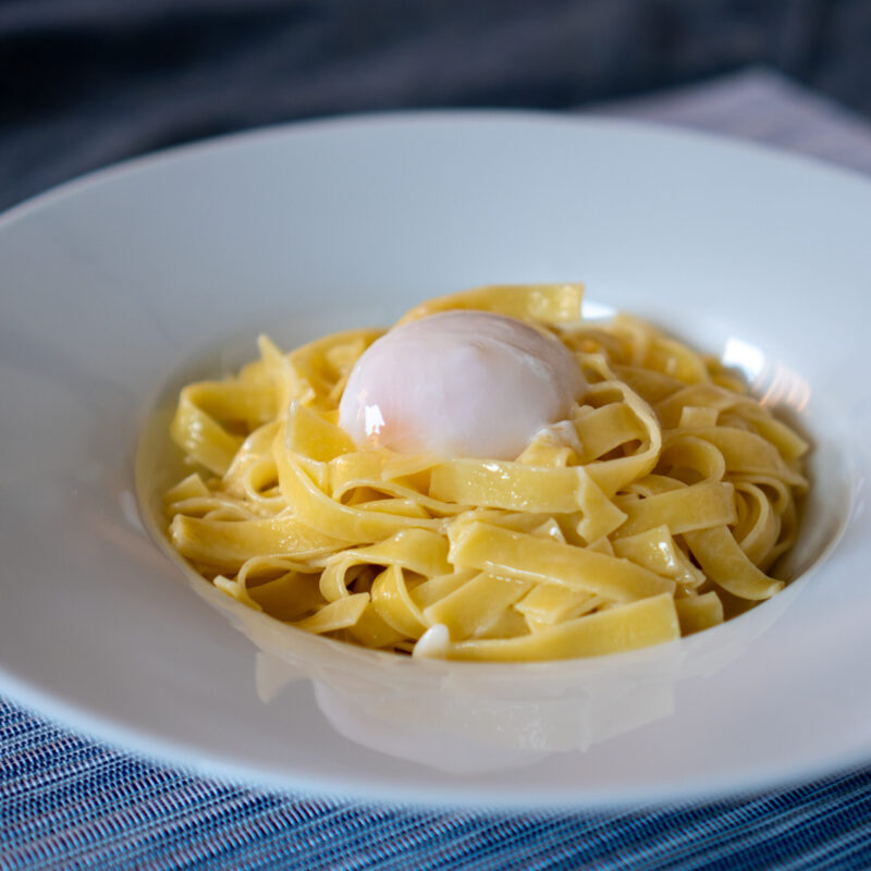 温泉卵とコラトゥーラのタリアテッレ