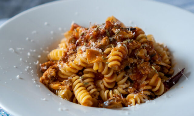 豚ひき肉とハーブのトマト煮込みパスタ