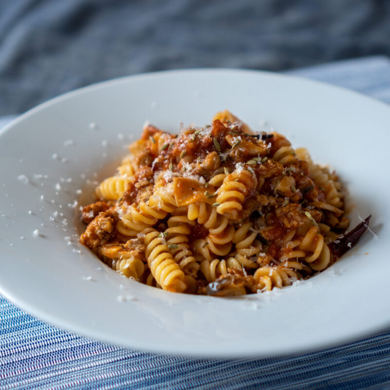 豚ひき肉とハーブのトマト煮込みパスタ