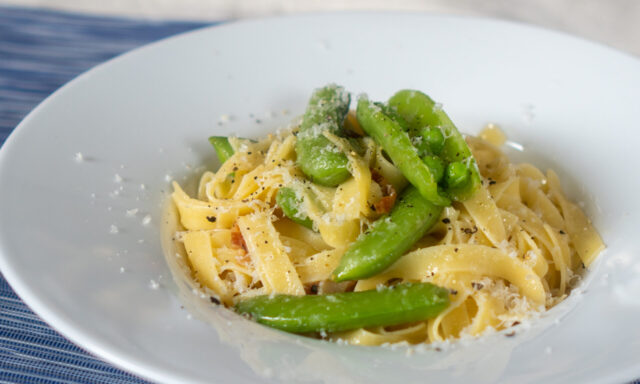 スナップエンドウとベーコンのパスタ