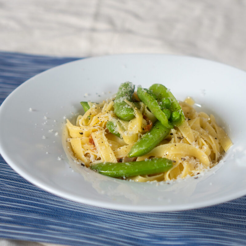 スナップエンドウとベーコンのパスタ