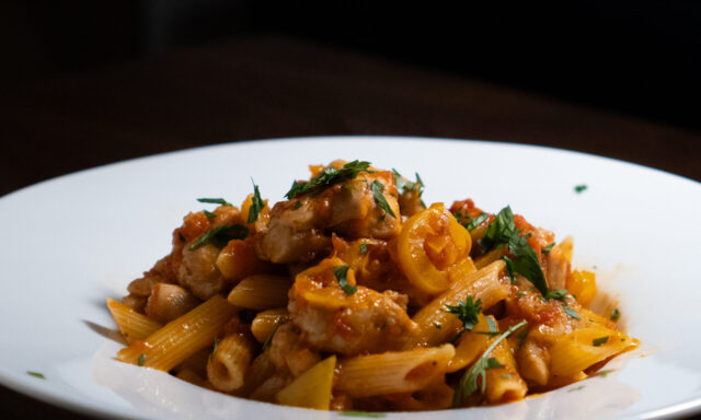 鶏肉とパプリカのトマトソースパスタ