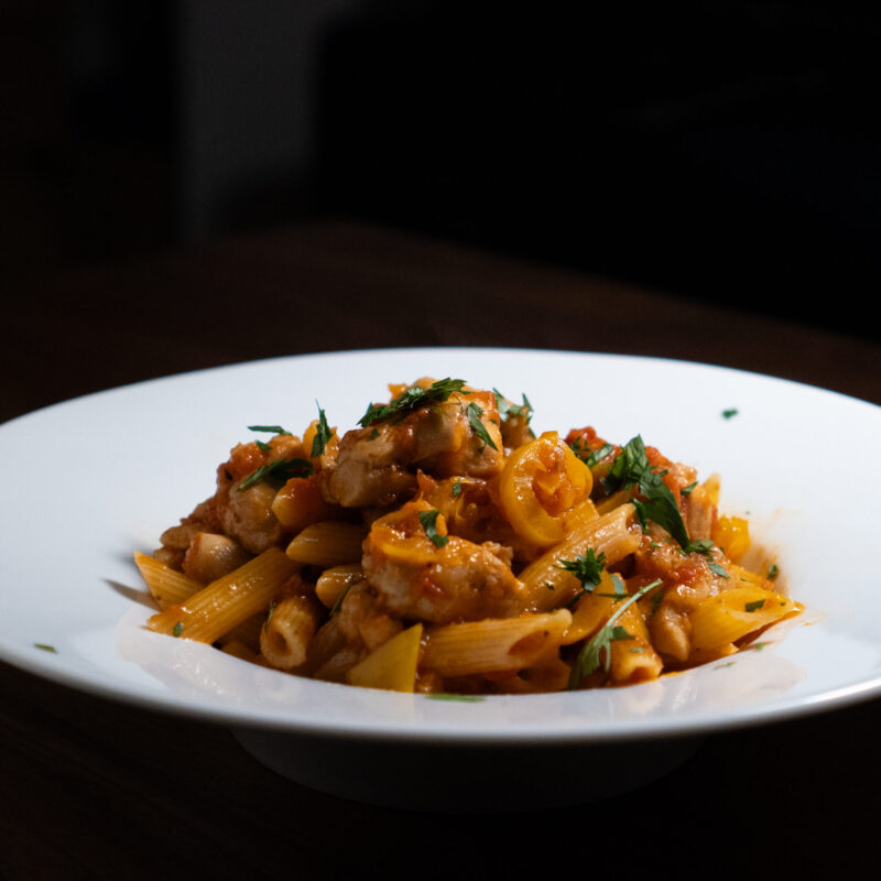 鶏肉とパプリカのトマトソースパスタ