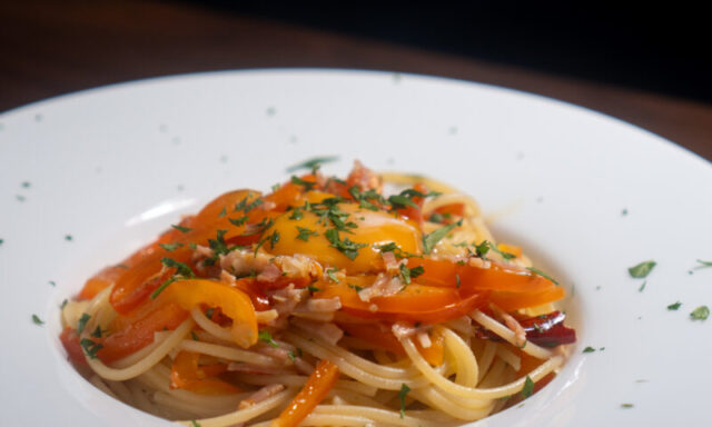 パプリカとベーコンのパスタ