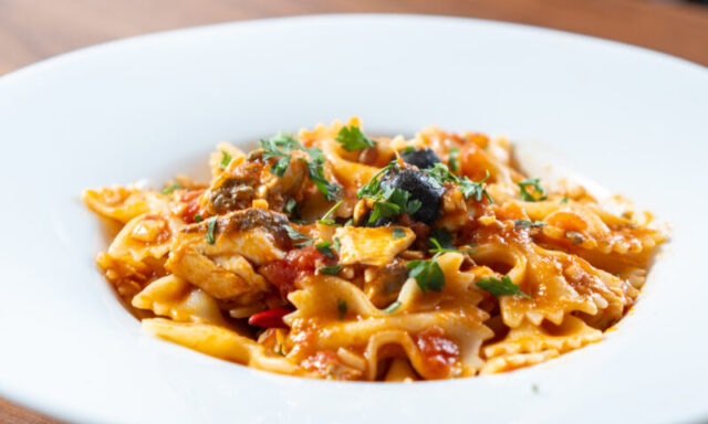 白身魚とオリーブのトマトソースパスタ