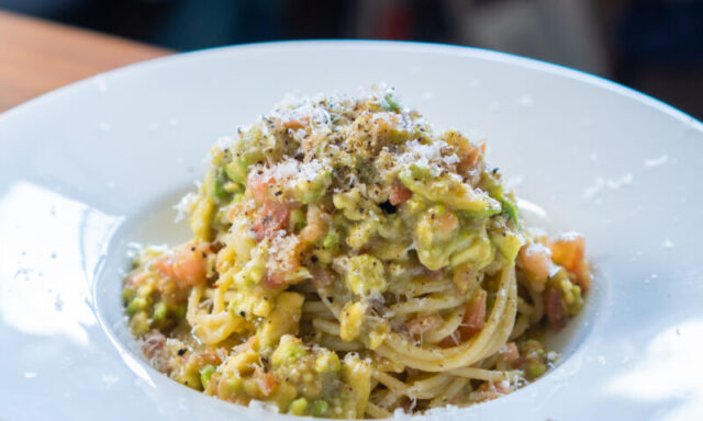 アボカドとトマトのパスタ