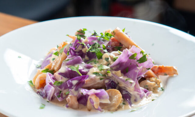 シーフードミックスと紫キャベツのクリームパスタ