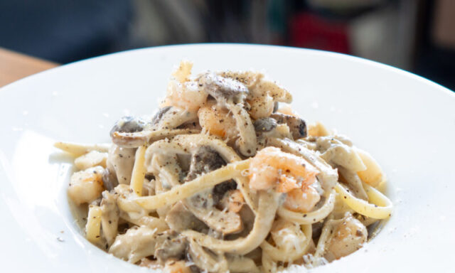 海老とキノコ、ゴルゴンゾーラのクリームパスタ