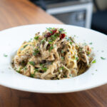 鮭缶とキノコの和風バターパスタ