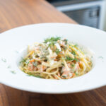 スモークサーモンとオリーブのクリームパスタ